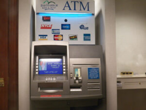 ATM كم تبلغ عمولات السحب والاستعلام من ماكينات
